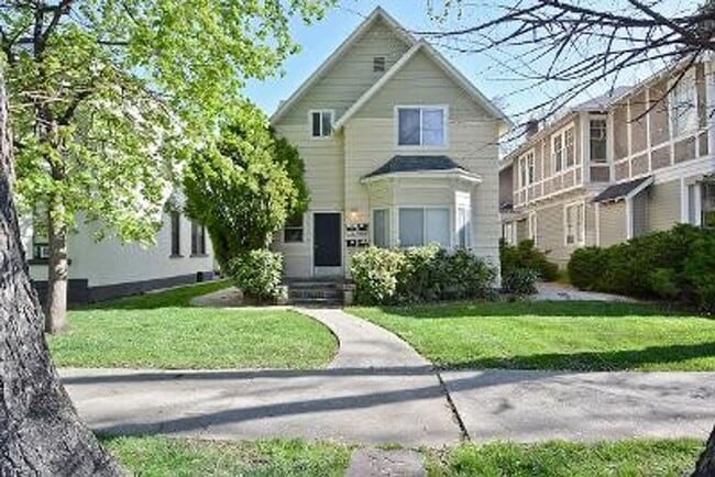 property at 912 W Hays St