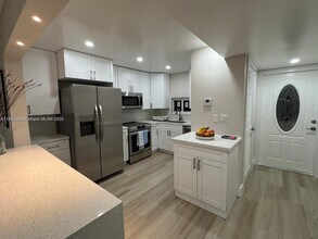 9200 N Hollybrook Lake Dr in Pembroke Pines, FL - Building Photo - Building Photo