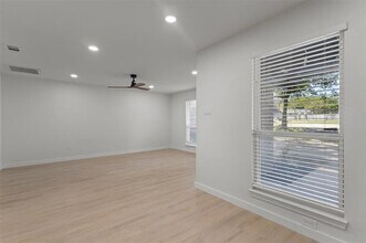 414 N 5th St in Midlothian, TX - Building Photo - Building Photo