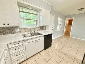 202 E Charnwood St in Tyler, TX - Building Photo - Building Photo
