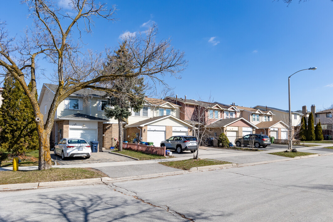 116 Dunmail Dr in Toronto, ON - Building Photo