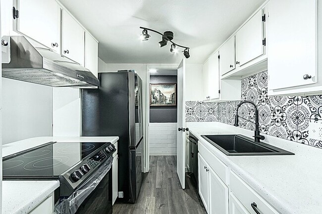 property at 1231 E Lawrence Ln