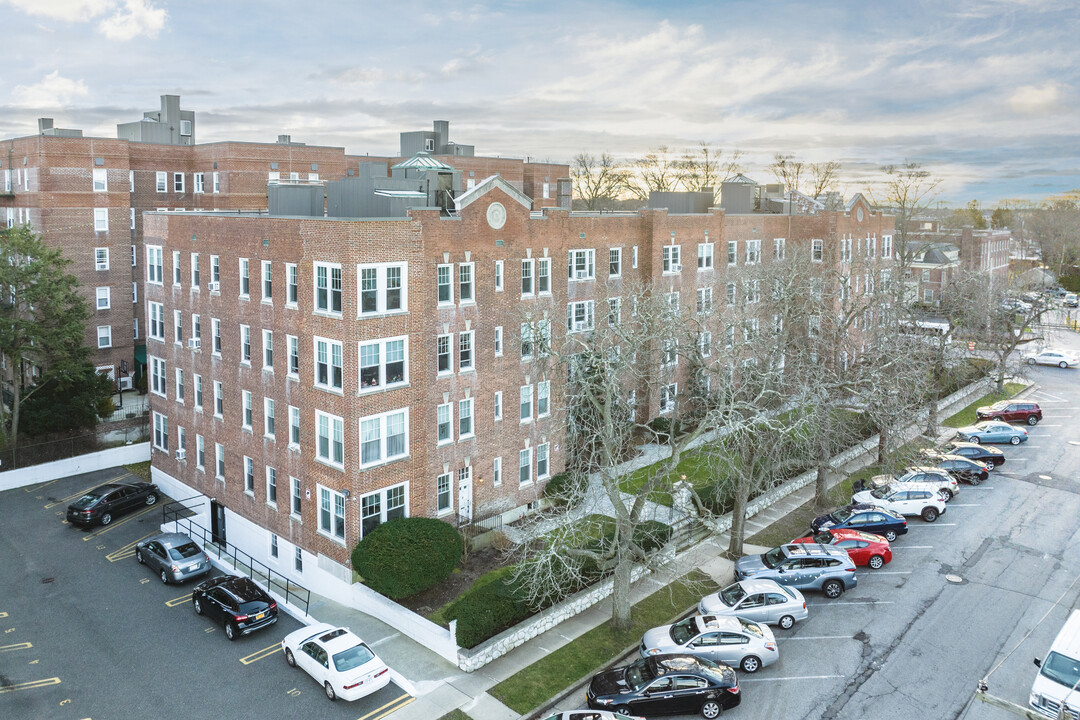 Cathedral Gardens in Hempstead, NY - Building Photo