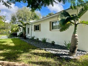 15925 SW 83rd Ct in Palmetto Bay, FL - Building Photo - Building Photo
