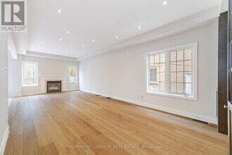 961-961 Knotty Pine Grove in Mississauga, ON - Building Photo - Building Photo