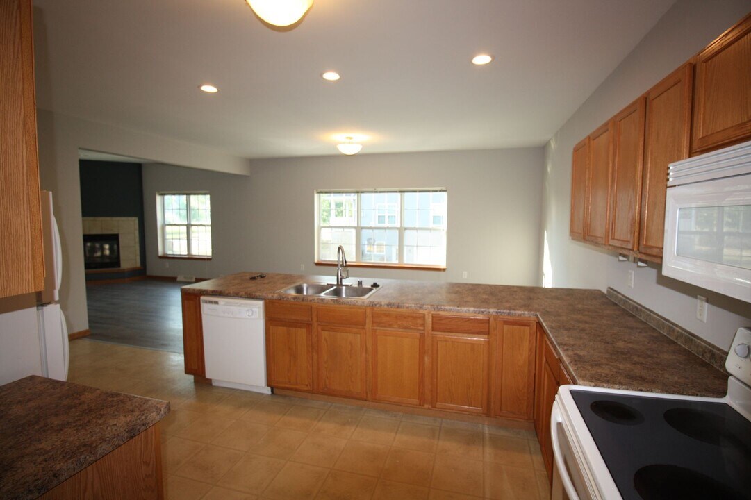 4231 Owl Creek Dr in Madison, WI - Building Photo