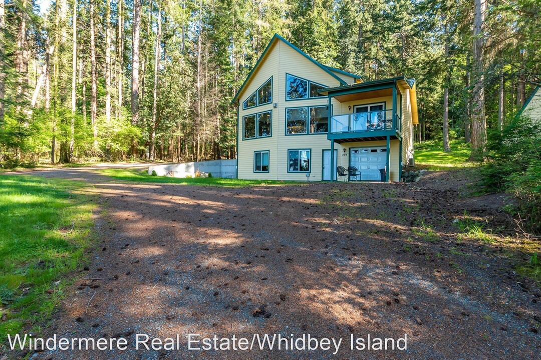 295 W Rhodena Dr in Coupeville, WA - Building Photo