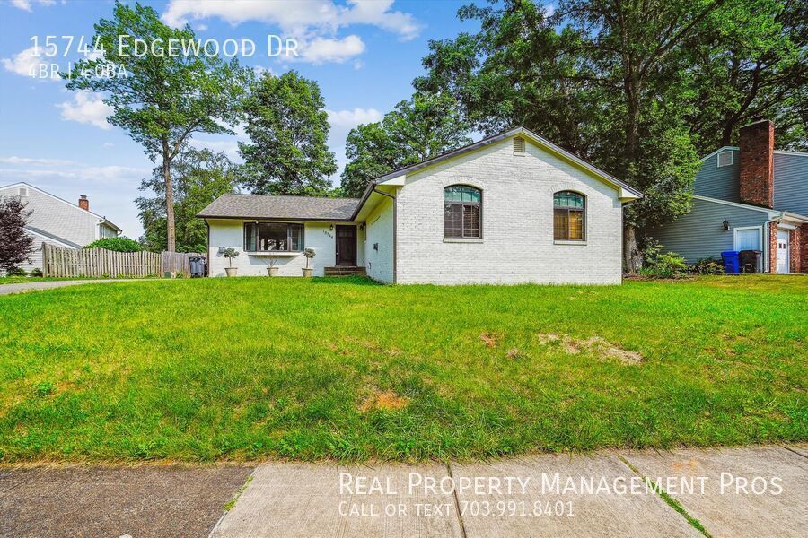 15744 Edgewood Dr in Montclair, VA - Building Photo