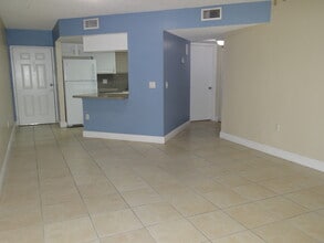 8225 Lake Dr, Unit 304 in Doral, FL - Foto de edificio - Building Photo