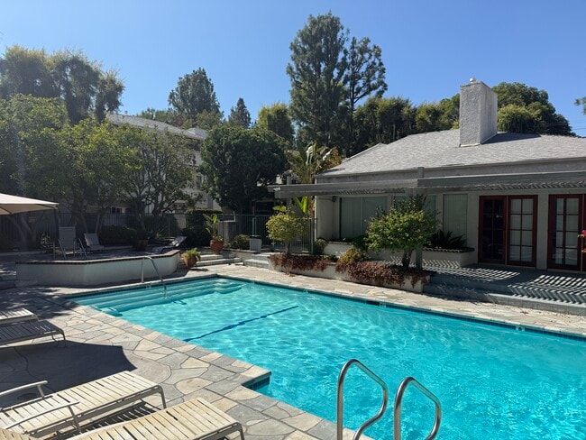 20134 Leadwell St, Unit Led 270 in Winnetka, CA - Building Photo - Building Photo