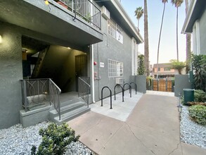 The Carlton Apartments in Hollywood, CA - Building Photo - Building Photo