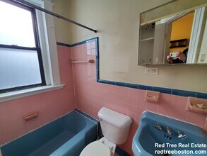 1688 Beacon St, Unit 23 in Brookline, MA - Foto de edificio - Building Photo