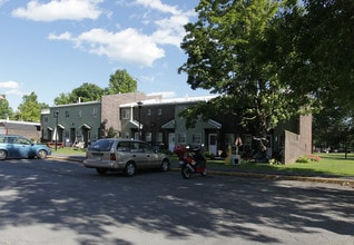 La Rose Gardens in Glens Falls, NY - Foto de edificio - Building Photo