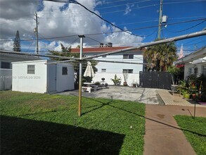 1825 Lincoln St in Hollywood, FL - Foto de edificio - Building Photo