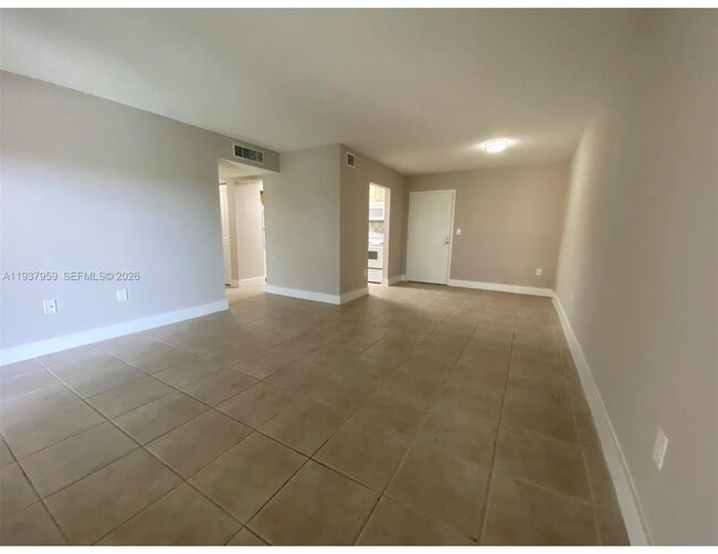 10431 N Kendall Dr, Unit D306 in Miami, FL - Foto de edificio - Building Photo