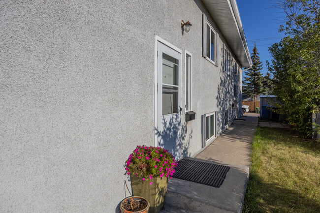 320 Southampton Dr SW in Calgary, AB - Building Photo - Building Photo