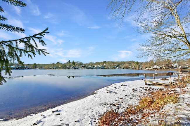 42 Eastview Rd in Plymouth, CT - Foto de edificio - Building Photo