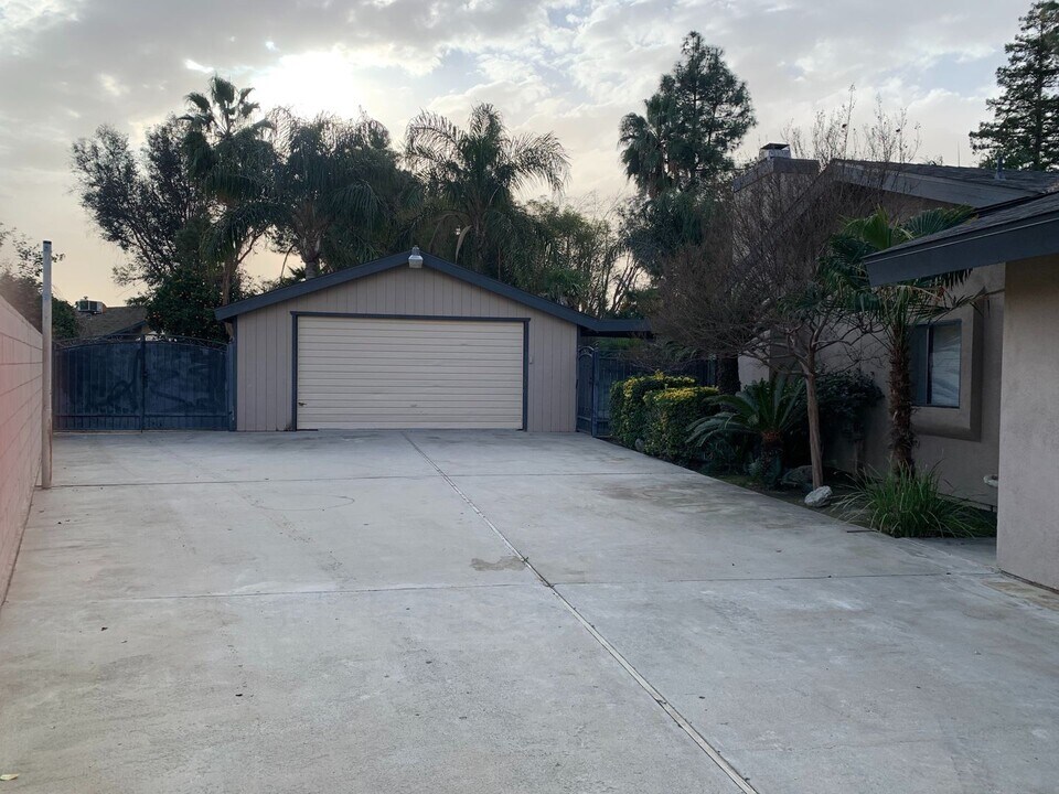 616 Marylhurst St in Bakersfield, CA - Foto de edificio