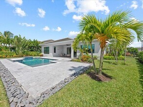 5577 St Armands Way in Westlake, FL - Building Photo - Building Photo