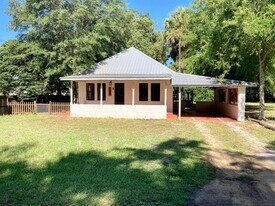 940 NE 5th Ave in Crystal River, FL - Building Photo