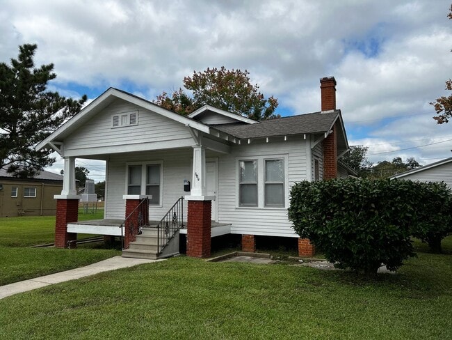 property at 609 Jefferson Blvd