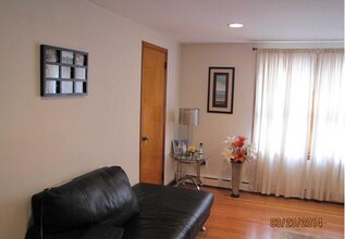 298 Luddington Ave, Unit 2nd Flr in Clifton, NJ - Foto de edificio - Building Photo