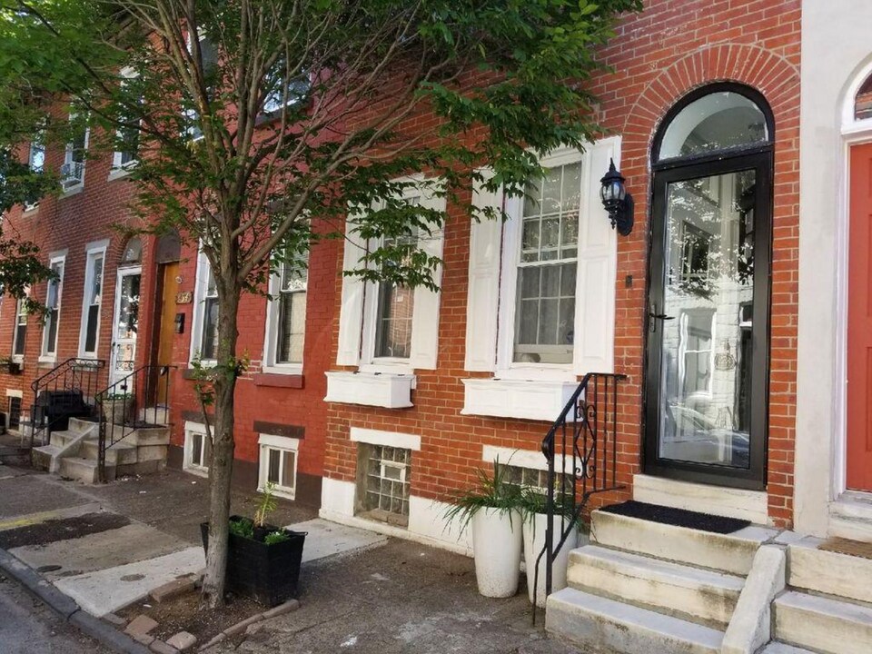 856 N Bambrey St in Philadelphia, PA - Building Photo