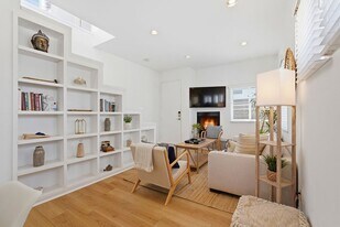 525 Venice Way in Los Angeles, CA - Building Photo