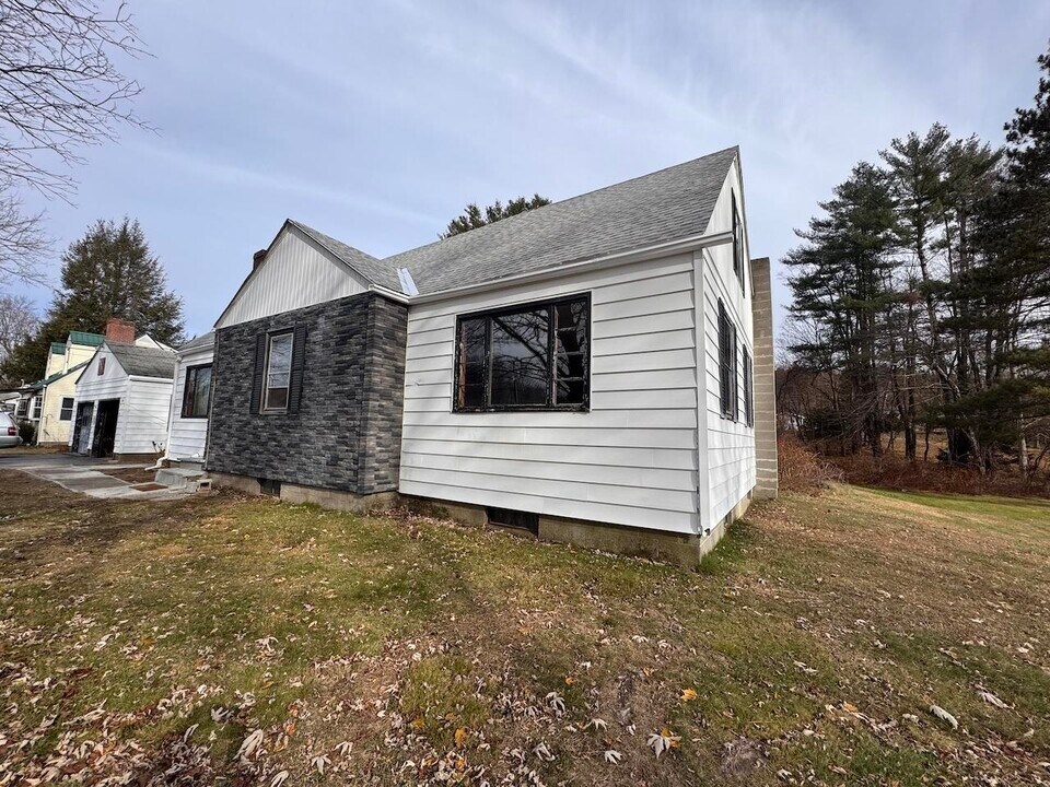 814 Brattleboro Rd in Hinsdale, NH - Building Photo