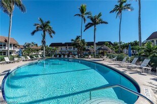 87 N Collier Blvd in Marco Island, FL - Building Photo