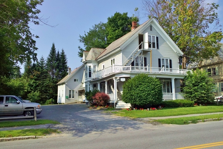 32 Main St in Chester, VT - Building Photo