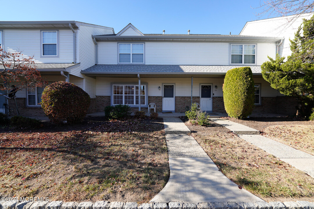 13 Sassafras Ct in North Brunswick, NJ - Foto de edificio