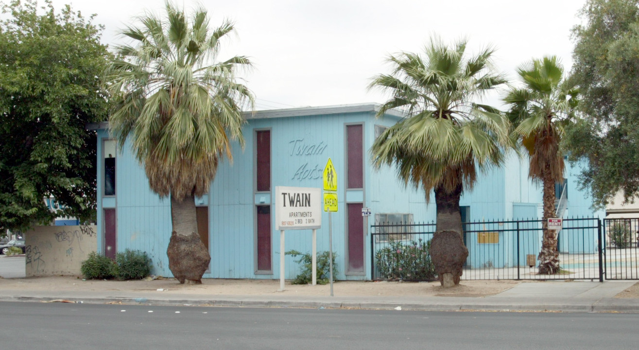 Twain Apartments in Las Vegas, NV - Building Photo