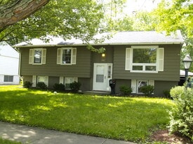 450 E Mulberry Ct in Glenwood, IL - Building Photo
