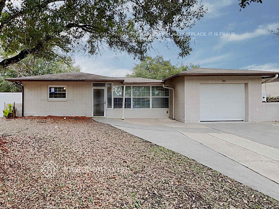102 Valley Cir in Brandon, FL - Building Photo
