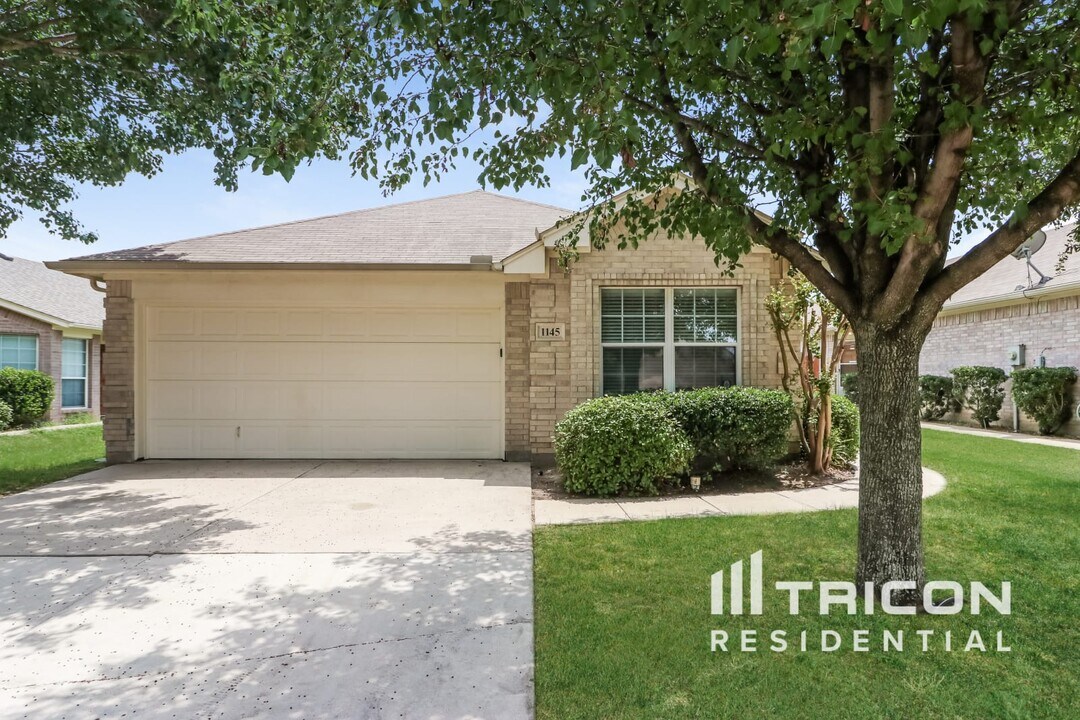 1145 Boxwood Dr in Crowley, TX - Building Photo