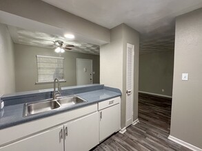 Southgate Manor Apartments in Fort Worth, TX - Building Photo - Building Photo