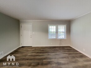 392 Colchester Dr in Stone Mountain, GA - Foto de edificio - Building Photo