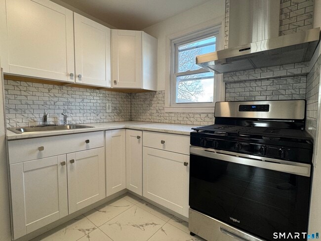 41 Young Dixon Way in Stamford, CT - Building Photo - Building Photo