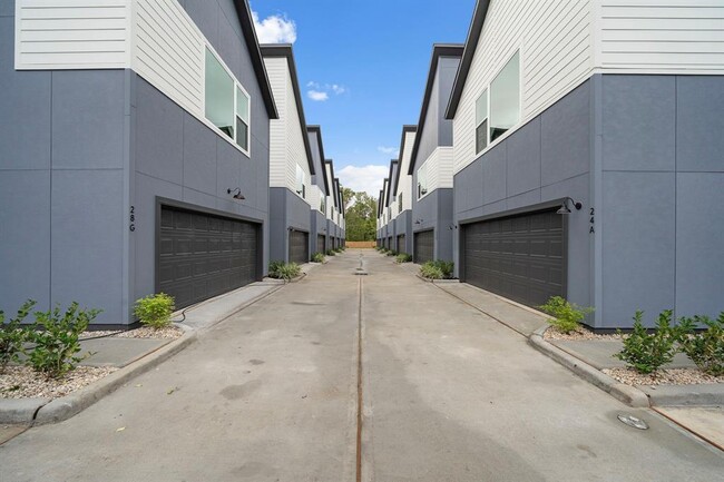 28G Bucan St in Houston, TX - Foto de edificio - Building Photo