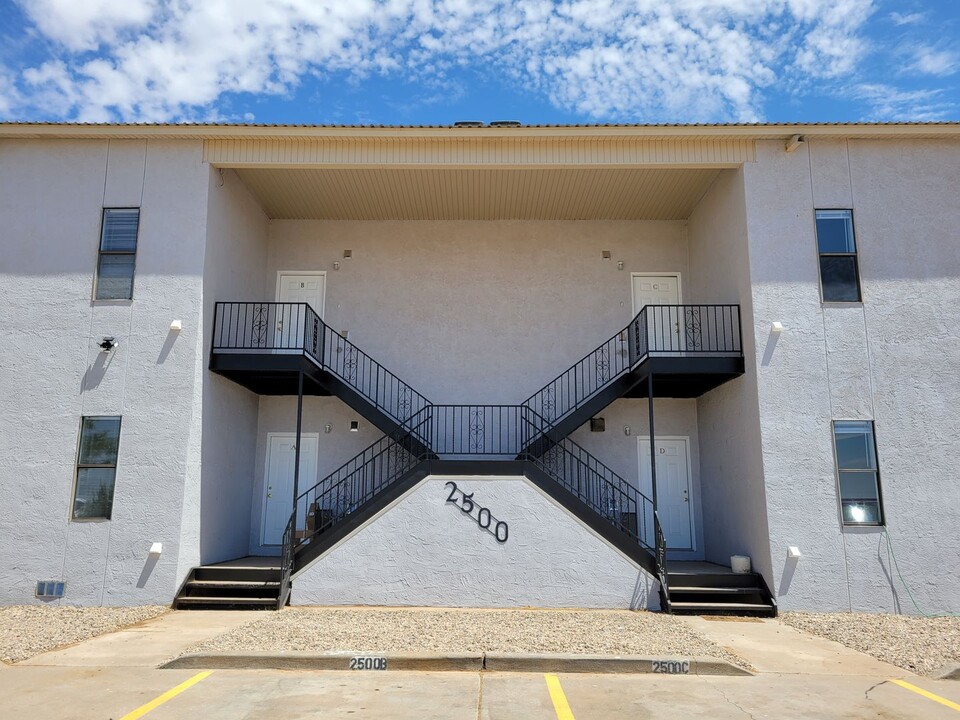 2520 E 7th St in Clovis, NM - Foto de edificio