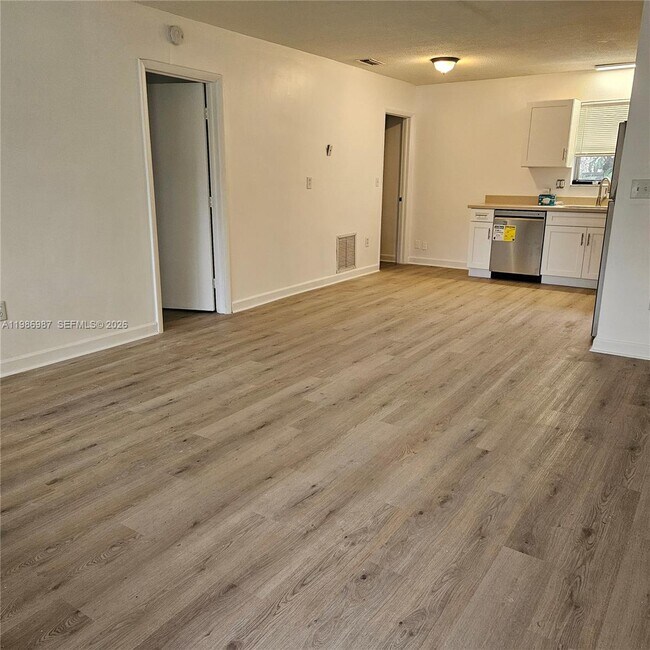 27 SW 8th Ct in Hallandale Beach, FL - Building Photo - Building Photo