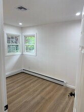 30 Beacon St in Shirley, NY - Foto de edificio - Building Photo