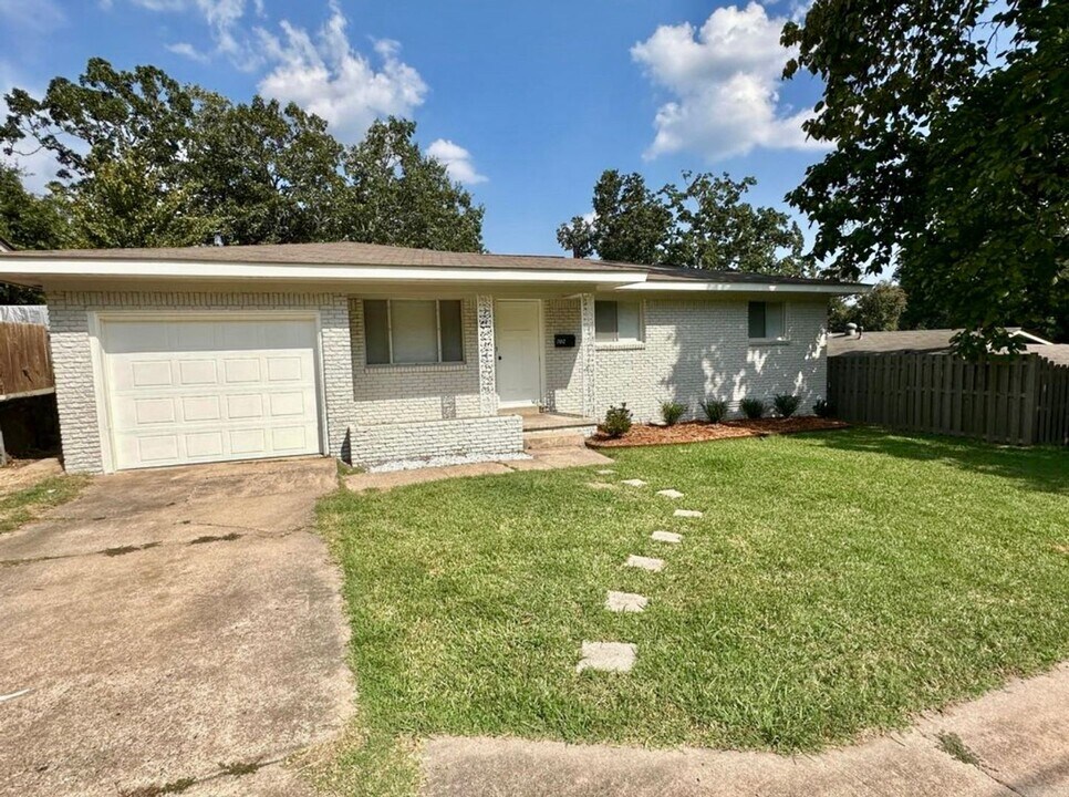 702 E Military Dr in North Little Rock, AR - Foto de edificio