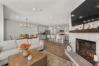 798 N Greenway Dr in Westlake, OH - Foto de edificio - Building Photo