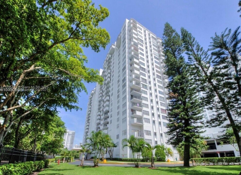 2780 NE 183rd St in Aventura, FL - Building Photo