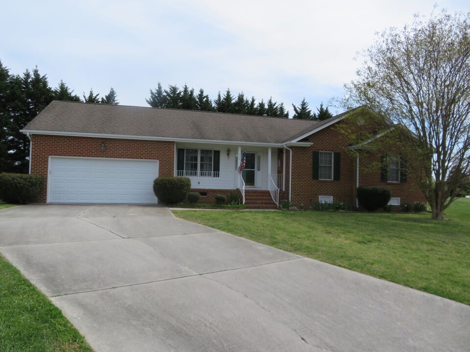 112 Shade Tree Ct in Colonial Heights, VA - Foto de edificio
