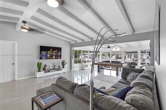 2430 Key Largo Ln in Fort Lauderdale, FL - Building Photo - Building Photo