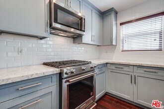 14806 Burbank Blvd in Los Angeles, CA - Building Photo - Building Photo