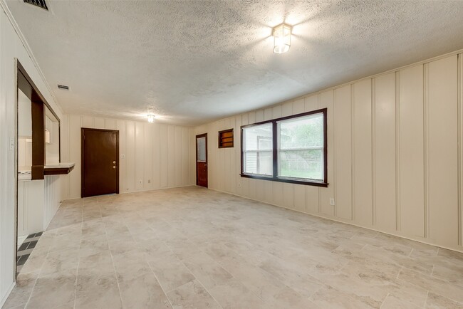 6506 Westview Dr in Houston, TX - Building Photo - Building Photo